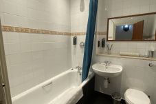 Stylish bathroom in No.6 West Coates with bathtub in Edinburgh