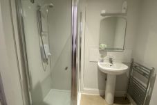 Modern en suite bathroom with a walk-in shower in the 6-person room at Park View House Hotel.