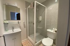 Clean en suite bathroom with shower in the family room at Park View House Hotel.