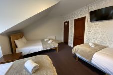 Spacious layout of the family room at Park View House Hotel, featuring a double and two single beds.