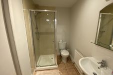 Modern en suite bathroom with walk-in shower in the 5-person room at Park View House Hotel.