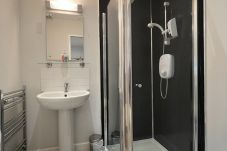 Modern en suite bathroom at Park View House Hotel with a shower and elegant fixtures.