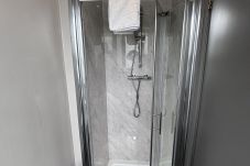 single-bedroom-shower-richmond-park-hotel-bo'ness-edinburgh